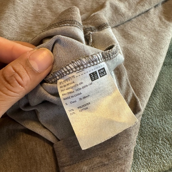 Uniqlo Shirt Women's Small Brown Supima V-Neck Short Sleeve Top Stretch Pullover - Picture 8 of 8